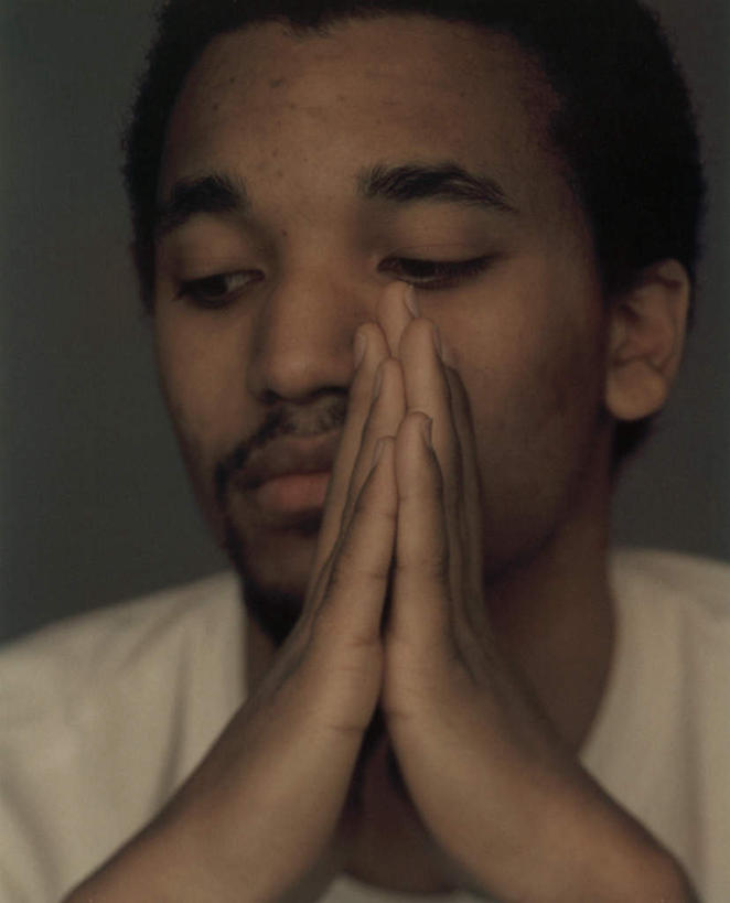 西方人,脸,头,脸颊,一个人,站,竖图,室内,特写,白天,正面,欧洲,欧洲人,仅一个男性,仅一个人,黑色背景,注视,仅一个年轻男性,看,双手合十,站着,摄影,影棚,关注,合十礼,合十,男人,男性,年轻男性,白种人,头部,脸部,脸蛋,面部,站立,半身,彩图,影棚拍摄,拍摄