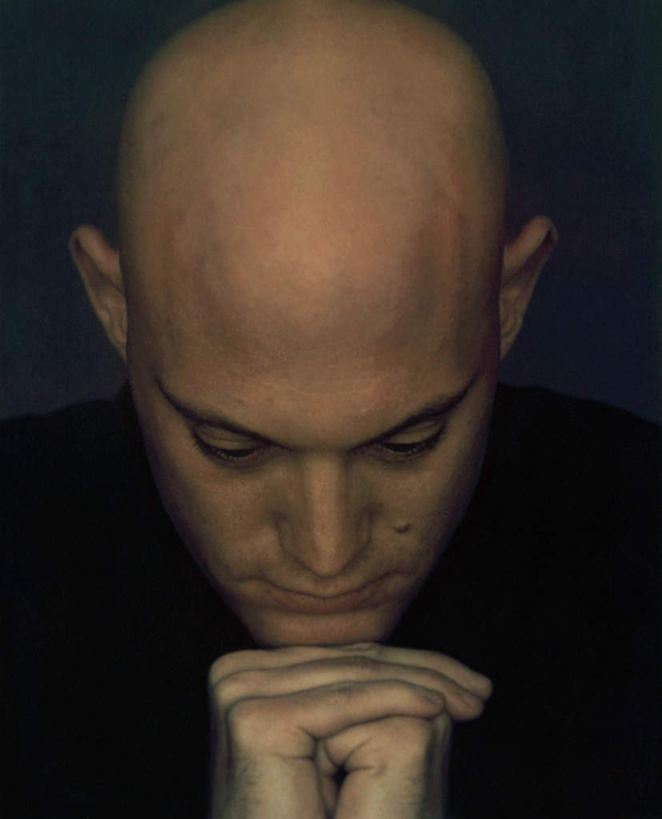 西方人,脑,秃头,一个人,坐,双手交叉,竖图,室内,特写,白天,正面,欧洲,欧洲人,仅一个男性,仅一个人,黑色背景,节日,注视,文化,仅一个年轻男性,低头,看,祈祷,健康,许愿,摄影,宗教,信仰,影棚,纪念,祈求,关注,平安,男人,男性,年轻男性,白种人,脑部,脑子,光头,无发,十字手,坐着,半身,彩图,影棚拍摄,拍摄