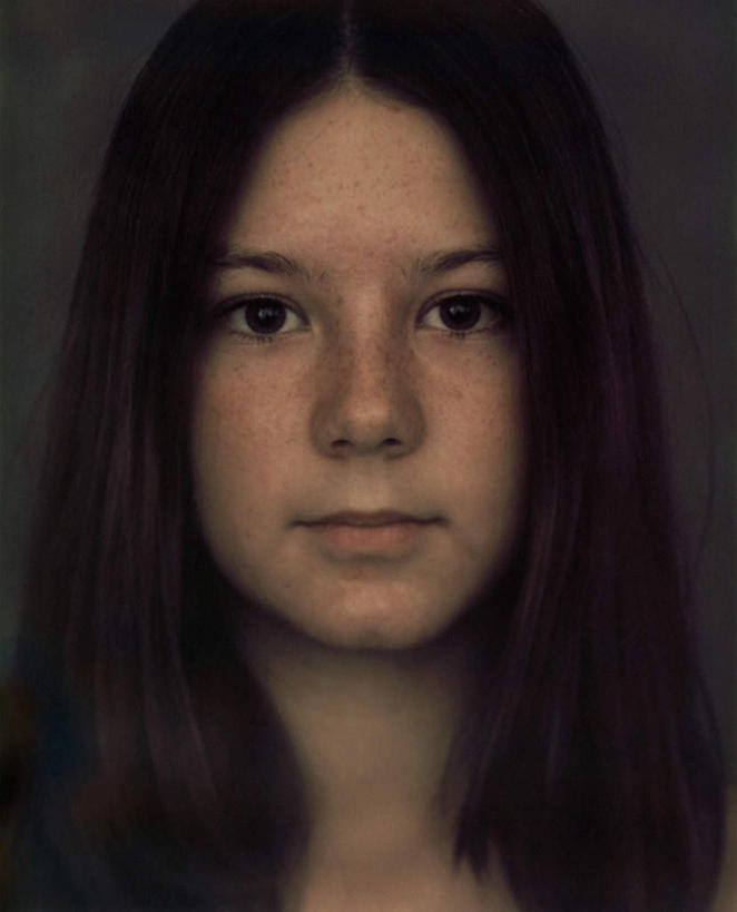 西方人,儿童,脸,头,脸颊,一个人,站,竖图,室内,特写,白天,正面,欧洲,欧洲人,仅一个女性,仅一个人,黑色背景,注视,小孩,看,站着,仅一个小孩,摄影,影棚,关注,女孩,女人,女性,白种人,孩子,头部,脸部,脸蛋,面部,站立,半身,彩图,影棚拍摄,拍摄,女生