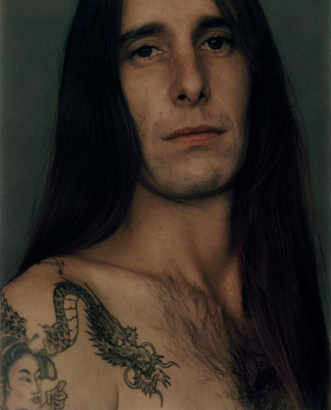 西方人,脸,头,脸颊,头发,一个人,站,竖图,室内,特写,白天,正面,时尚,欧洲,欧洲人,仅一个男性,仅一个人,黑色背景,文化,裸露,纹身,仅一个年轻男性,黑色,站着,个性,摄影,信仰,影棚,刺青,裸,追求,想象,文身,勇气,崇拜,张扬,男人,男性,年轻男性,白种人,头部,长发,脸部,脸蛋,面部,站立,半身,彩图,影棚拍摄,拍摄