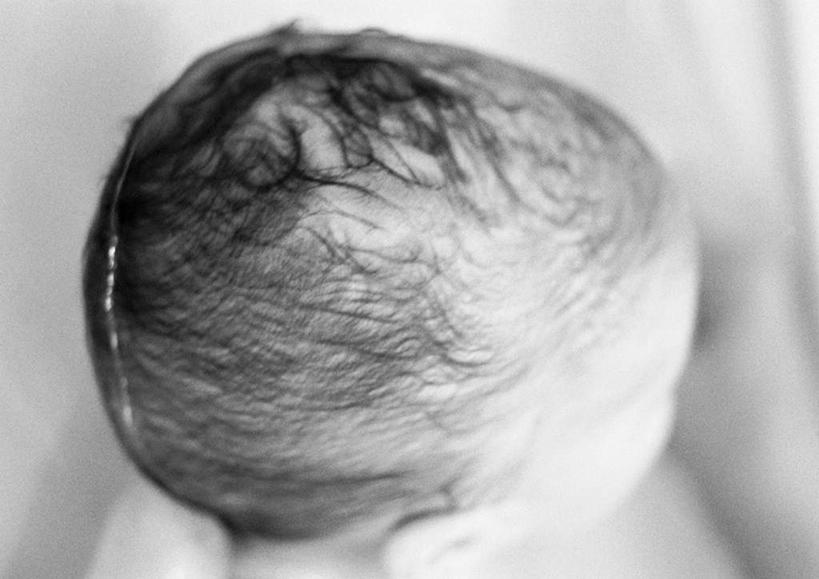 西方人,婴儿,儿童,脑,头发,一个人,坐,横图,俯视,黑白,室内,特写,白天,纯洁,欧洲,欧洲人,仅一个人,朦胧,模糊,小孩,可爱,活泼,宝宝,纯真,烂漫,无邪,伶俐,天真,白种人,孩子,脑部,脑子,坐着,半身,高角度拍摄