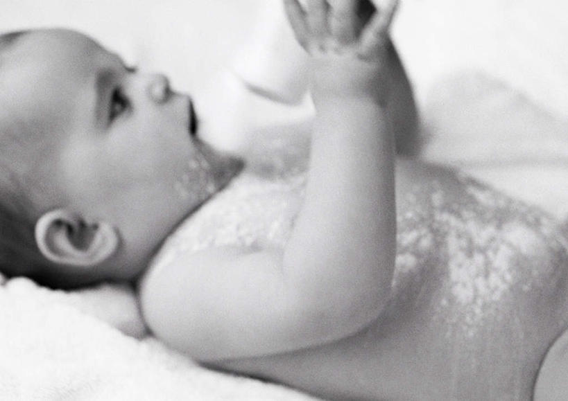 西方人,婴儿,儿童,一个人,躺,横图,俯视,黑白,室内,白天,纯洁,床,欧洲,欧洲人,仅一个人,双人床,床单,拿,拿着,被子,裸露,小孩,瓶子,塑料制品,塑料瓶,可爱,活泼,被单,宝宝,裸,爽身粉,纯真,烂漫,无邪,伶俐,天真,白种人,孩子,躺着,半身,高角度拍摄