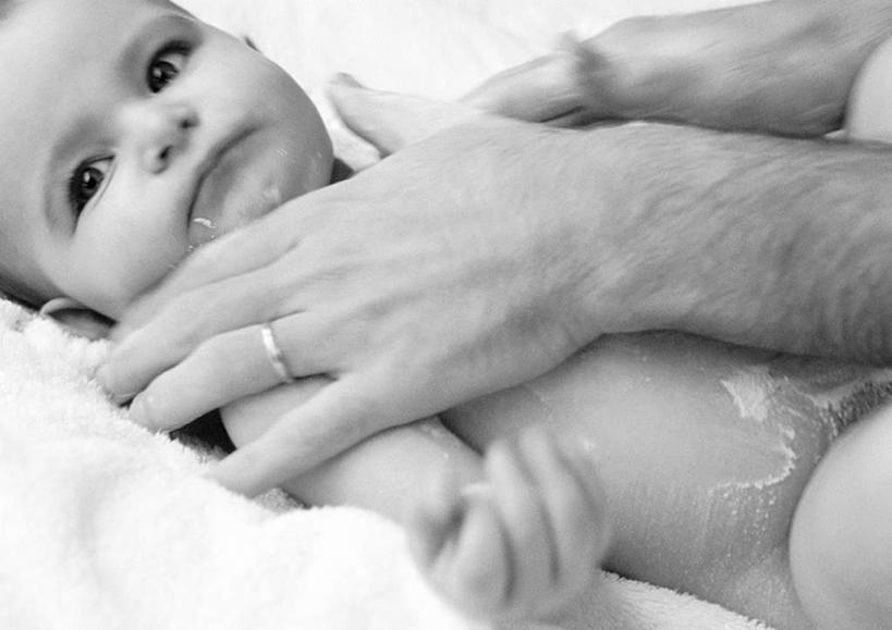 西方人,儿童,家庭,母亲,儿子,站,躺,摸,横图,俯视,黑白,室内,白天,纯洁,欧洲,欧洲人,抚摸,裸露,小孩,站着,温暖,温馨,母子,一家人,可爱,母爱,童年,童趣,和睦,裸,爽身粉,童真,烂漫,无邪,天真,男孩,年轻女性,女人,女性,白种人,孩子,年轻人,触摸,接触,躺着,站立,半身,高角度拍摄,融洽,男生