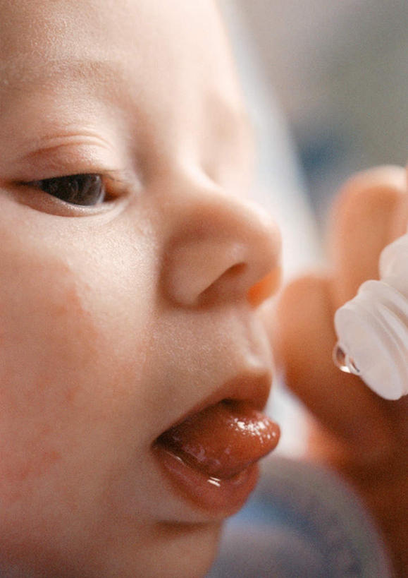 西方人,婴儿,儿童,一个人,坐,竖图,室内,白天,正面,纯洁,欧洲,欧洲人,仅一个人,拿,拿着,吐舌头,小孩,瓶子,塑料制品,伸舌头,吐舌,塑料瓶,可爱,活泼,宝宝,纯真,烂漫,无邪,伶俐,天真,白种人,孩子,坐着,半身,彩图