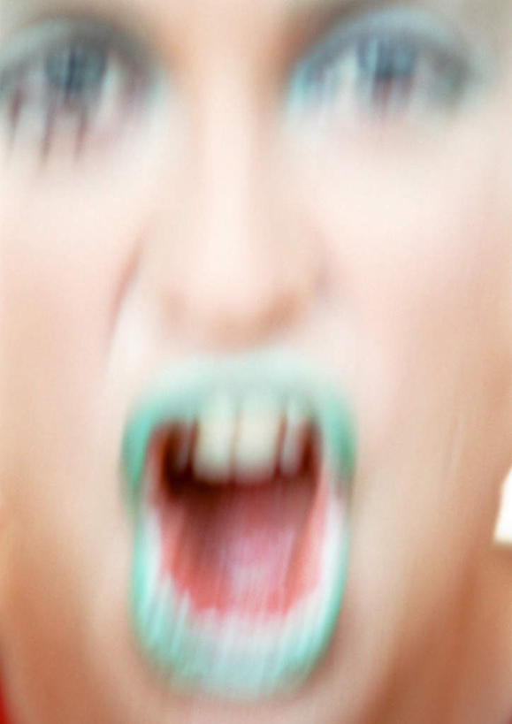 西方人,脸,头,脸颊,一个人,站,竖图,室内,特写,白天,白色背景,正面,化妆,美容,欧洲,欧洲人,仅一个年轻女性,仅一个女性,仅一个人,朦胧,模糊,彩妆,唇彩,站着,张嘴,眼霜,摄影,影棚,张大嘴巴,年轻女性,女人,女性,白种人,头部,脸部,脸蛋,面部,张开嘴,站立,半身,彩图,影棚拍摄,拍摄