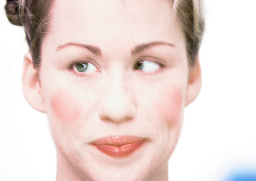 西方人,脸,头,脸颊,一个人,站,横图,室内,特写,白天,白色背景,正面,欧洲,欧洲人,仅一个年轻女性,仅一个女性,仅一个人,站着,鬼脸,腮红,斜视,摄影,影棚,鄙视,藐视,讽刺,蔑视,嘲笑,年轻女性,女人,女性,白种人,头部,脸部,脸蛋,面部,站立,半身,彩图,影棚拍摄,拍摄