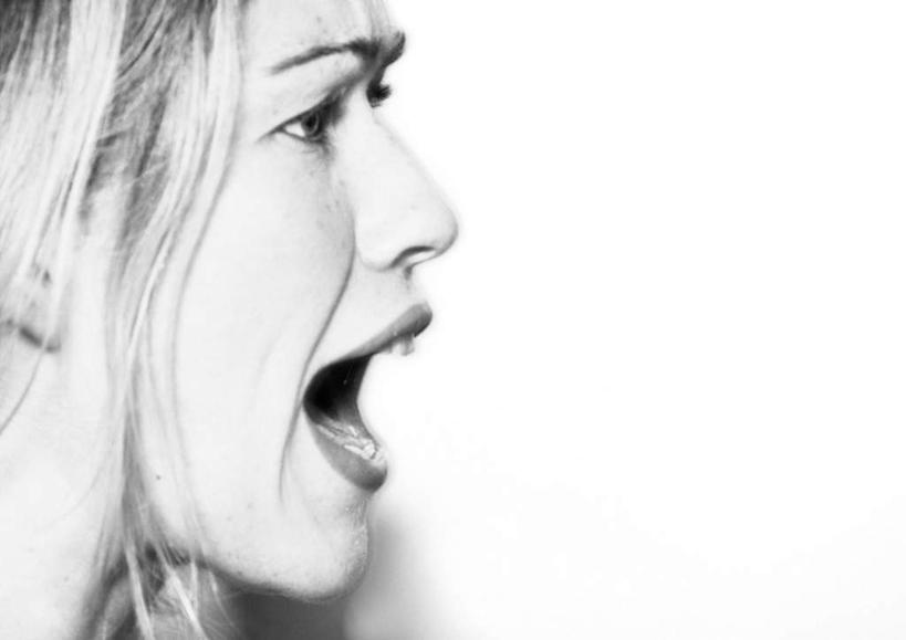 西方人,脸,头,脸颊,一个人,站,横图,黑白,室内,特写,白天,白色背景,侧面,欧洲,欧洲人,仅一个年轻女性,仅一个女性,仅一个人,惊讶,站着,张嘴,喊,摄影,影棚,惊奇,张大嘴巴,年轻女性,女人,女性,白种人,头部,脸部,脸蛋,面部,张开嘴,站立,半身,影棚拍摄,拍摄