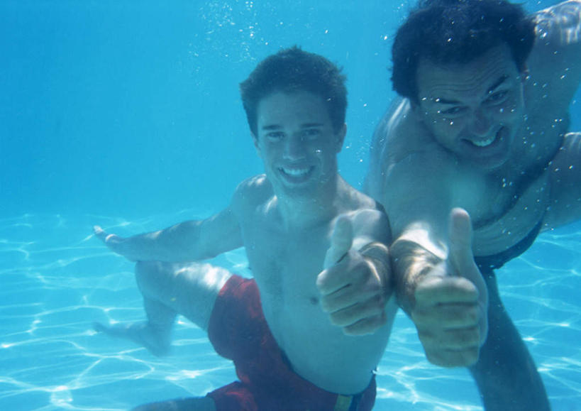 游泳,西方人,两个人,游泳池,蹲,笑,微笑,露齿笑,横图,室外,白天,正面,锻炼,度假,运动,水,欧洲,欧洲人,水池,水底,水面,娱乐,泳池,蓝色,享受,休闲,放松,潜水,游泳馆,潜,浮潜,潜水运动,体育,男人,男性,年轻男性,白种人,蹲着,半身,彩图,健身