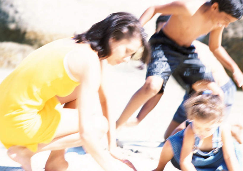 西方人,儿童,三个人,站,横图,室外,白天,正面,度假,游戏,纯洁,沙滩,欧洲,欧洲人,阴影,朦胧,模糊,光线,沙子,影子,海岸,沙地,玩,娱乐,裸露,小孩,阳光,站着,享受,休闲,放松,可爱,童年,童趣,裸,童真,烂漫,无邪,天真,男孩,男人,男性,女孩,女人,女性,白种人,孩子,海滩,玩耍,嬉戏,站立,半身,彩图,男生,女生