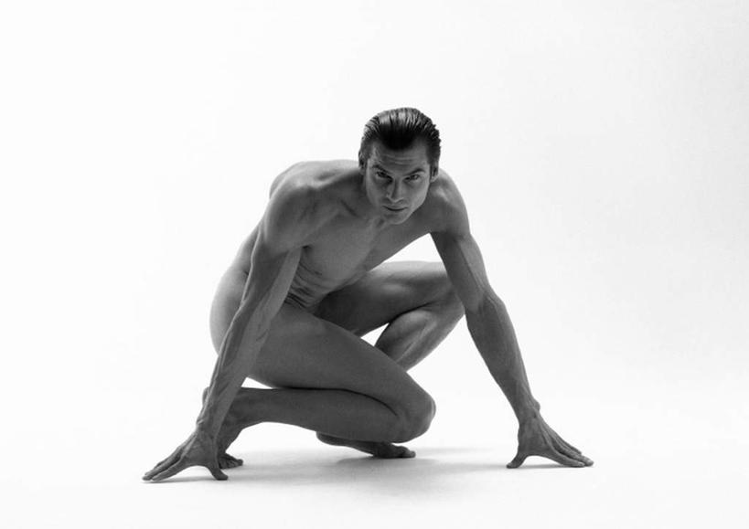 西方人,一个人,横图,黑白,室内,白天,白色背景,正面,欧洲,欧洲人,仅一个男性,仅一个人,撑,裸露,仅一个年轻男性,摄影,影棚,赤裸,姿态,撑着,裸,男人,男性,年轻男性,白种人,全身,影棚拍摄,拍摄