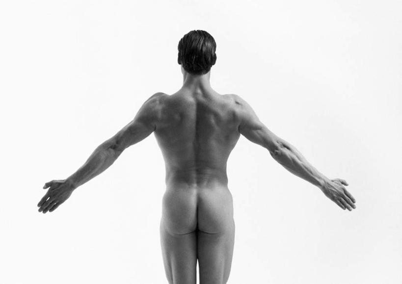 西方人,一个人,站,伸展双臂,横图,黑白,室内,白天,白色背景,欧洲,欧洲人,仅一个男性,仅一个人,裸露,仅一个年轻男性,背面,站着,摄影,影棚,赤裸,裸,男人,男性,年轻男性,白种人,敞开双臂,伸开双臂,展开双肩,站立,张开手臂,张开双臂,半身,影棚拍摄,拍摄