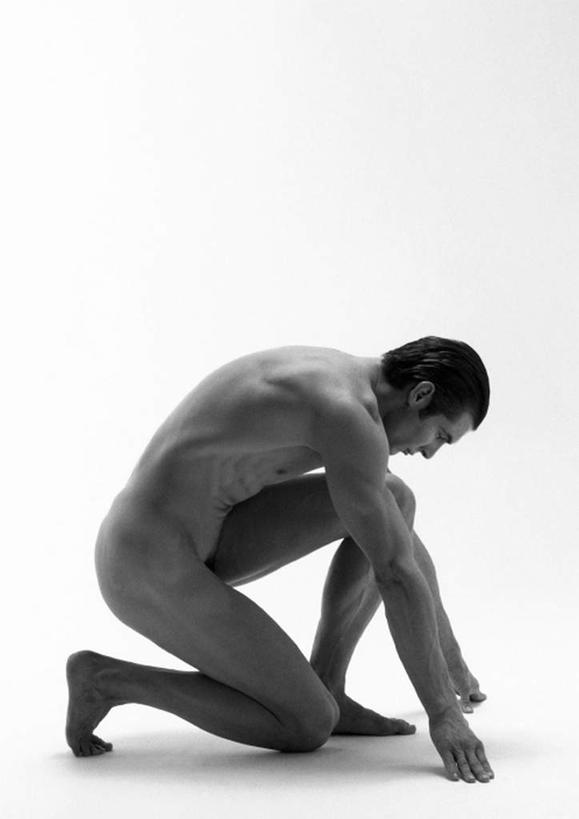 西方人,一个人,跪,竖图,黑白,室内,白天,白色背景,侧面,欧洲,欧洲人,仅一个男性,仅一个人,裸露,仅一个年轻男性,摄影,影棚,赤裸,姿态,裸,男人,男性,年轻男性,白种人,跪着,全身,影棚拍摄,拍摄