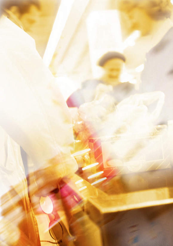 西方人,三个人,商店,站,竖图,室内,白天,正面,超市,欧洲,欧洲人,朦胧,模糊,食品,拿,拿着,食物,零食,站着,收银员,金融,百货,收银台,收银,贸易,百货公司,男人,男性,年轻男性,年轻女性,女人,女性,白种人,站立,半身,彩图,购物商场,购物中心,商业中心