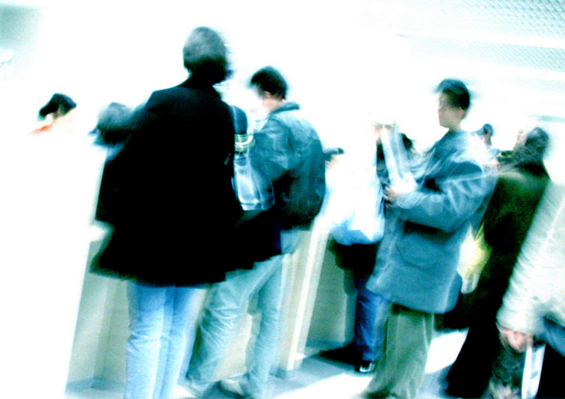 西方人,背部,站,横图,室内,白天,阅读,报纸,欧洲,欧洲人,学习,包,瓷砖,地砖,书包,地面,许多人,拿,拿着,背包,看,站着,一群人,浏览,男人,男性,女人,女性,中年男性,中年女性,白种人,站立,半身,彩图,双肩包