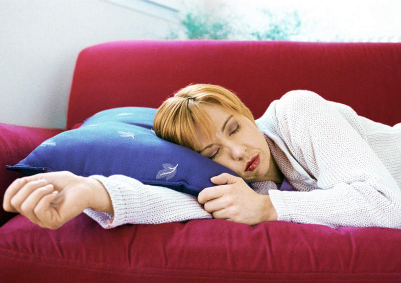 西方人,一个人,客厅,躺,闭眼,睡,横图,室内,白天,正面,靠垫,沙发,欧洲,欧洲人,仅一个年轻女性,仅一个女性,仅一个人,靠枕,垫子,枕头,休息,起居室,卧着,年轻女性,女人,女性,白种人,闭眼睛,闭着眼,闭着眼睛,困,困觉,寝息,睡觉,躺着,卧,半身,彩图,皮沙发