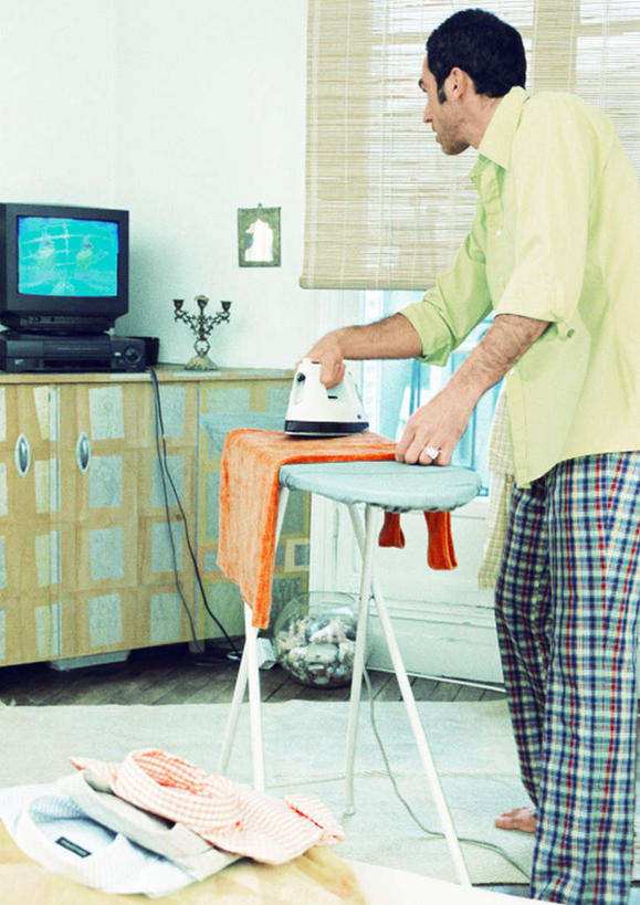 西方人,一个人,客厅,站,竖图,室内,白天,侧面,窗户,窗帘,柜子,电视,欧洲,欧洲人,仅一个男性,仅一个人,墙,拿,拿着,熨烫,玻璃窗,墙壁,墙面,仅一个年轻男性,橱柜,站着,烫衣板,起居室,电熨斗,熨衣板,家居用品,电熨板,烫衣,家庭用品,男人,男性,年轻男性,白种人,电视机,站立,彩图,全身