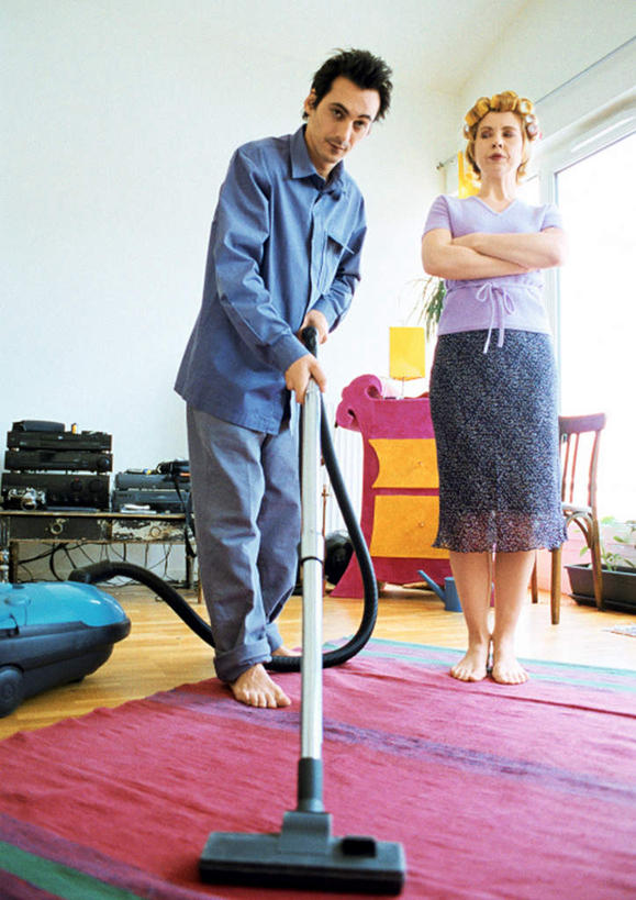 西方人,两个人,夫妻,客厅,站,双手交叉,竖图,室内,白天,仰视,爱情,欧洲,欧洲人,电器,浪漫,拿,拿着,干净,清洁,站着,吸尘器,恩爱,恋人,卫生,起居室,双手抱胸,家电,男人,男性,年轻男性,年轻女性,女人,女性,白种人,情侣,站立,彩图,低角度拍摄,全身,伴侣