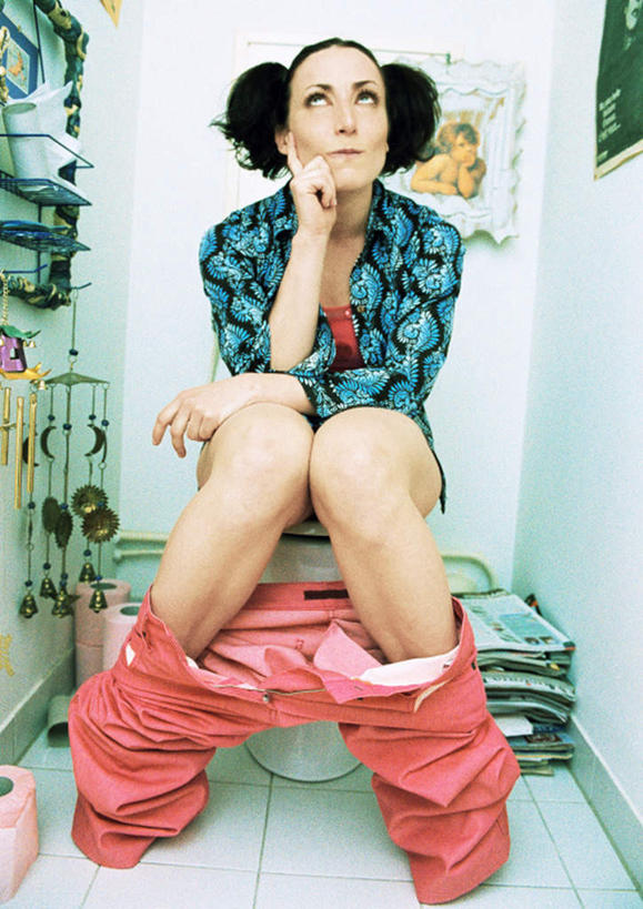 西方人,一个人,坐,竖图,室内,白天,正面,卫生间,洗手间,欧洲,欧洲人,仅一个年轻女性,仅一个女性,仅一个人,指,注视,方向,看,手势,座便器,指向,关注,年轻女性,女人,女性,白种人,厕所,抬头,仰头,坐着,彩图,全身