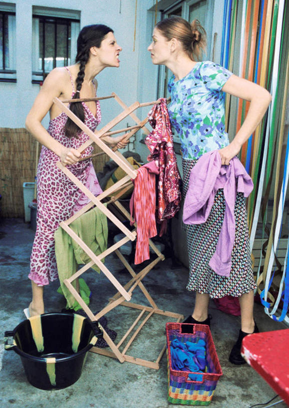 西方人,两个人,伙伴,朋友,站,竖图,室外,白天,侧面,友谊,衣架,欧洲,欧洲人,服装,生气,篮子,拿,拿着,衣服,站着,愤怒,服饰,发怒,情绪,脾气,忿怒,怨恨,强烈,激动,友情,年轻女性,女人,女性,白种人,挂衣架,晾衣架,站立,半身,彩图