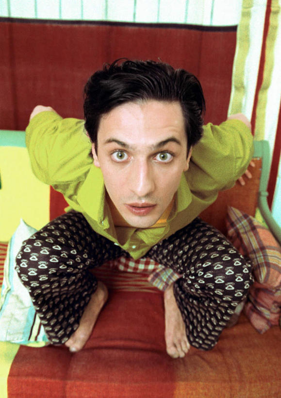 西方人,一个人,客厅,坐,竖图,室内,白天,正面,沙发,欧洲,欧洲人,仅一个男性,仅一个人,撑,注视,仅一个年轻男性,看,起居室,撑着,关注,布艺沙发,男人,男性,年轻男性,白种人,坐着,彩图,全身