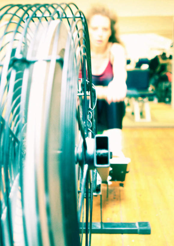 西方人,一个人,坐,竖图,室内,白天,正面,锻炼,运动,欧洲,欧洲人,仅一个年轻女性,仅一个女性,仅一个人,器械,健身器械,体育,年轻女性,女人,女性,白种人,坐着,半身,彩图,健身,跑步机