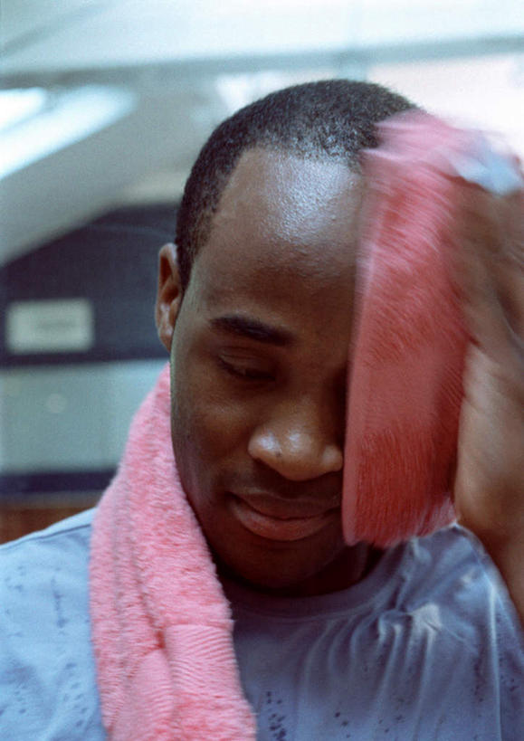 西方人,一个人,健身房,站,闭眼,竖图,室内,白天,正面,锻炼,运动,欧洲,欧洲人,仅一个男性,仅一个人,擦,拿,拿着,仅一个年轻男性,毛巾,站着,体育,男人,男性,年轻男性,白种人,闭眼睛,闭着眼,闭着眼睛,站立,半身,彩图,健身,健身馆