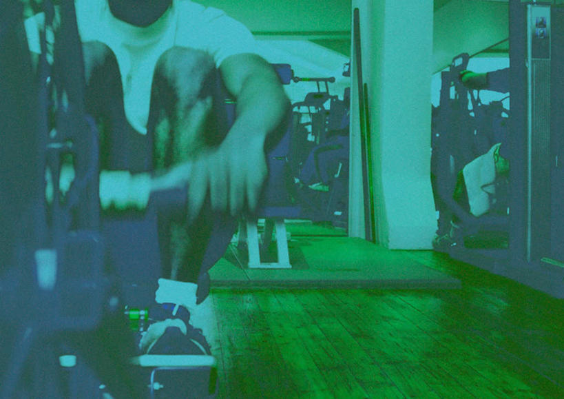 西方人,一个人,健身房,坐,横图,室内,白天,正面,锻炼,运动,欧洲,欧洲人,仅一个男性,仅一个人,仅一个年轻男性,器械,健身器械,体育,男人,男性,年轻男性,白种人,坐着,半身,彩图,健身,健身馆,跑步机