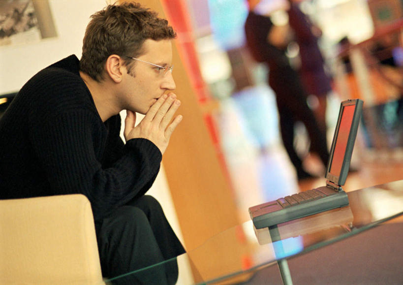 西方人,一个人,坐,横图,室内,白天,侧面,电脑,笔记本电脑,镜子,欧洲,欧洲人,仅一个男性,仅一个人,网络,注视,通讯设备,仅一个年轻男性,看,双手合十,思考,考虑,镜像,无线,镜面,关注,通信设备,无线网络,无线上网,便携式电脑,合十,手提电脑,男人,男性,年轻男性,白种人,坐着,半身,彩图