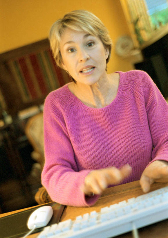 西方人,一个人,坐,竖图,室内,白天,正面,鼠标,键盘,欧洲,欧洲人,仅一个女性,仅一个人,惊讶,输入设备,通讯设备,张嘴,仅一个老年女性,惊奇,通信设备,张大嘴巴,老年女性,女人,女性,白种人,张开嘴,坐着,半身,彩图