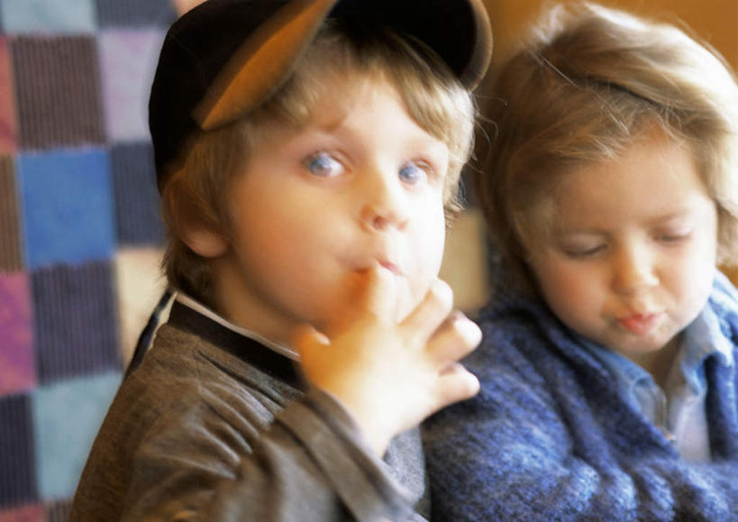 西方人,儿童,两个人,站,横图,室内,白天,正面,纯洁,帽子,欧洲,欧洲人,朦胧,模糊,运动帽,小孩,站着,鸭舌帽,可爱,童年,童趣,童真,烂漫,无邪,天真,男孩,男人,男性,女孩,女人,女性,白种人,孩子,站立,半身,彩图,男生,女生