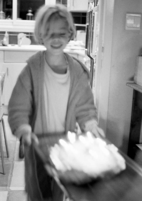 点心,西方人,儿童,一个人,站,竖图,黑白,室内,白天,正面,下午茶,纯洁,桌面,桌子,欧洲,欧洲人,仅一个女性,仅一个人,食品,食物,糕点,小孩,站着,仅一个小孩,可爱,童年,童趣,童真,烂漫,无邪,天真,女孩,女人,女性,白种人,孩子,站立,半身,蛋糕,女生