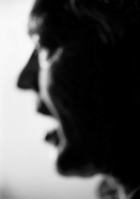 西方人,一个人,站,竖图,黑白,室内,白天,白色背景,侧面,欧洲,欧洲人,仅一个男性,仅一个人,站着,张嘴,仅一个老年男性,摄影,影棚,张大嘴巴,老年男性,男人,男性,白种人,张开嘴,站立,半身,影棚拍摄,拍摄