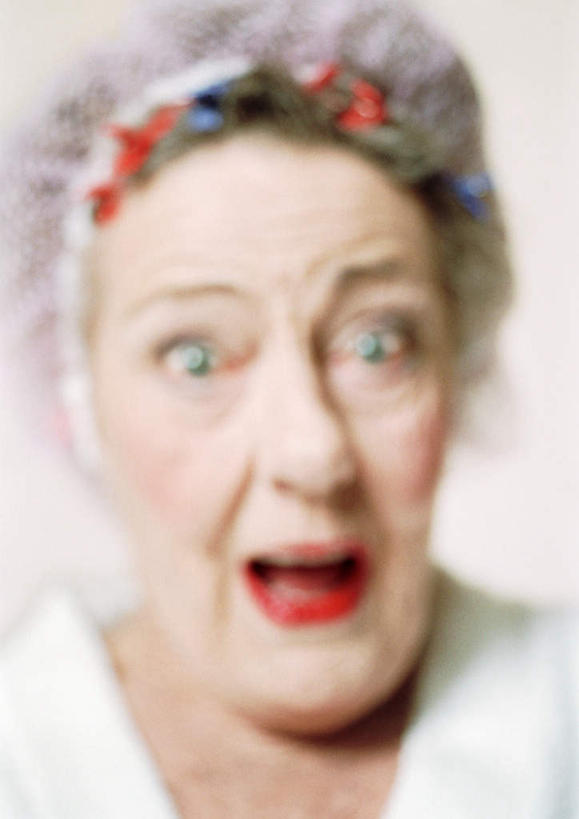 西方人,一个人,站,竖图,室内,白天,白色背景,正面,帽子,欧洲,欧洲人,仅一个女性,仅一个人,惊讶,浴帽,站着,张嘴,摄影,仅一个老年女性,影棚,惊奇,张大嘴巴,老年女性,女人,女性,白种人,张开嘴,站立,半身,彩图,影棚拍摄,拍摄