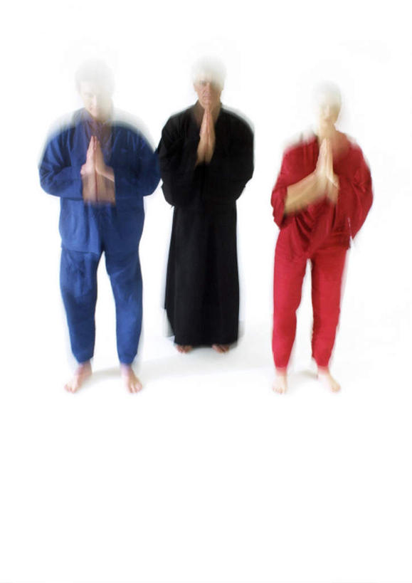 西方人,三个人,伙伴,朋友,站,竖图,室内,白天,正面,民族服装,友谊,欧洲,欧洲人,朦胧,模糊,祝福,虔诚,祈祷,双手合十,站着,感谢,合十礼,合掌礼,合十,莲华合掌,感恩,友情,老年男性,男人,男性,年轻男性,白种人,站立,彩图,全身,传统服装,民俗服