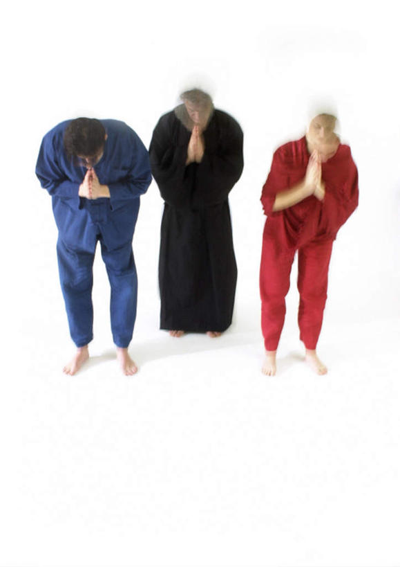 西方人,三个人,伙伴,朋友,站,竖图,黑白,室内,白天,正面,民族服装,友谊,欧洲,欧洲人,弯腰,节日,朦胧,模糊,祝福,文化,虔诚,祈祷,双手合十,站着,健康,许愿,信仰,纪念,鞠躬,祈求,感谢,礼仪,合十礼,合掌礼,合十,莲华合掌,感恩,弯身,尊敬,恭敬,平安,友情,老年男性,男人,男性,年轻男性,白种人,站立,全身,传统服装,民俗服