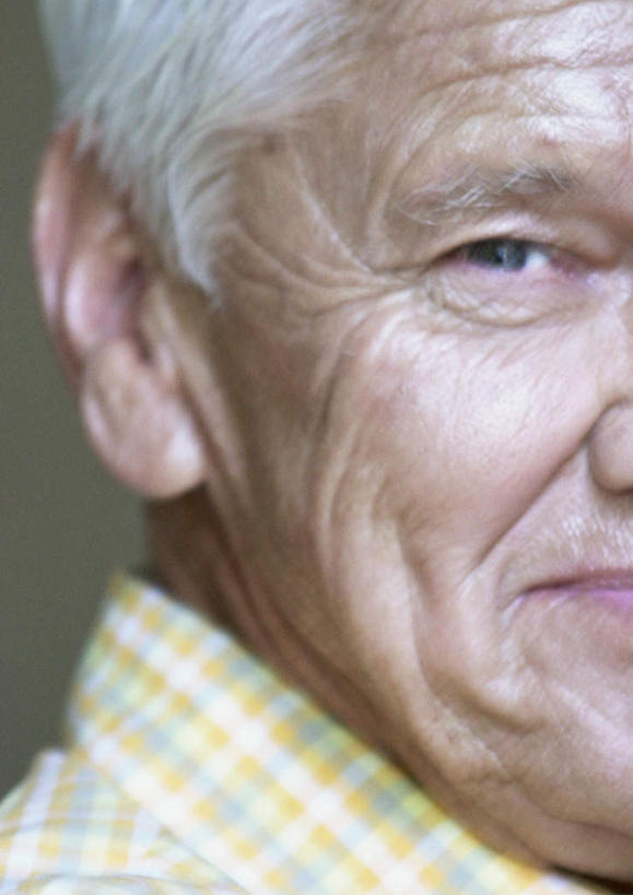 西方人,一个人,站,笑,微笑,竖图,室内,白天,白色背景,侧面,欧洲,欧洲人,仅一个男性,仅一个人,站着,仅一个老年男性,摄影,影棚,老年男性,男人,男性,白种人,站立,半身,彩图,影棚拍摄,拍摄