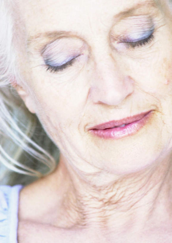 西方人,脸,头,脸颊,一个人,站,闭眼,竖图,室内,特写,白天,白色背景,正面,化妆,美容,欧洲,欧洲人,仅一个女性,仅一个人,站着,眼影,摄影,仅一个老年女性,影棚,老年女性,女人,女性,白种人,头部,脸部,脸蛋,面部,闭眼睛,闭着眼,闭着眼睛,站立,半身,彩图,影棚拍摄,拍摄