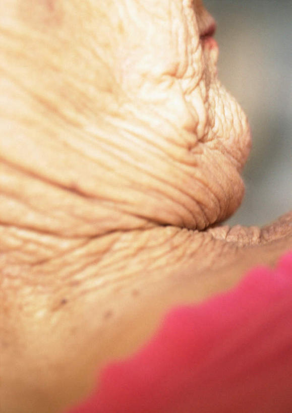 西方人,脖子,皱纹,一个人,站,竖图,室内,白天,白色背景,正面,欧洲,欧洲人,仅一个女性,仅一个人,站着,摄影,仅一个老年女性,影棚,老年女性,女人,女性,白种人,脖,颈,颈部,站立,半身,彩图,影棚拍摄,拍摄