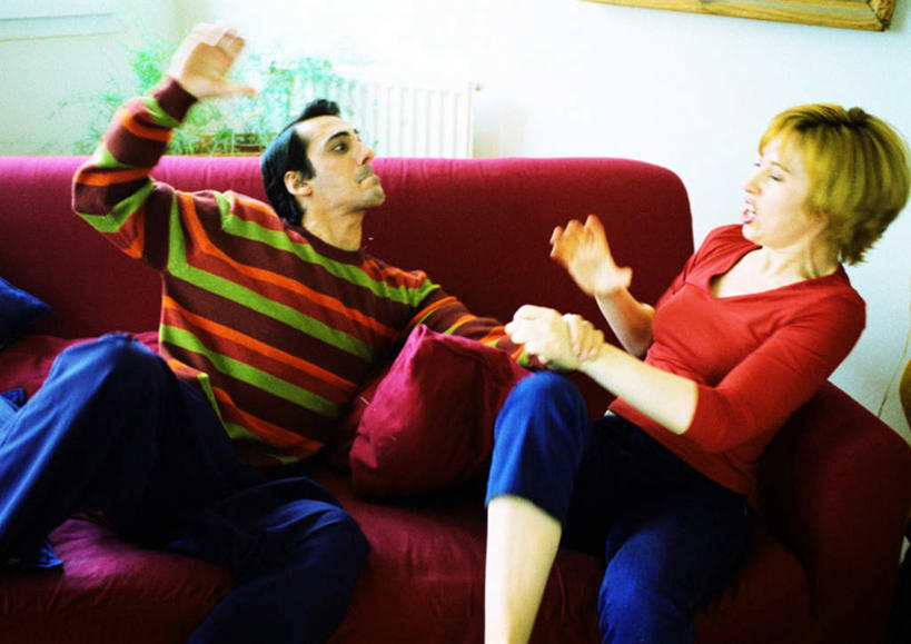 西方人,手,两个人,伙伴,朋友,坐,横图,室内,白天,正面,友谊,窗户,沙发,欧洲,欧洲人,握,玻璃窗,手部,握着,恋人,暴力,虐待,家庭暴力,友情,男人,男性,年轻男性,年轻女性,女人,女性,白种人,情侣,争论,坐着,半身,彩图,伴侣,皮沙发