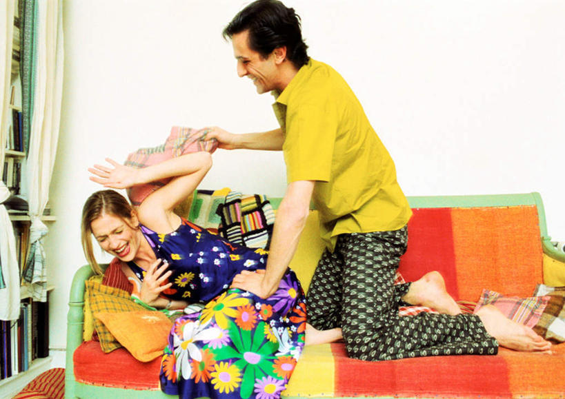 西方人,两个人,伙伴,朋友,坐,跪,横图,室内,白天,正面,友谊,靠垫,沙发,卧室,欧洲,欧洲人,靠枕,垫子,枕头,遮,恋人,遮挡,暴力,虐待,布艺沙发,遮盖,遮蔽,家庭暴力,友情,男人,男性,年轻男性,年轻女性,女人,女性,白种人,情侣,跪着,坐着,彩图,全身,睡房,卧房,伴侣