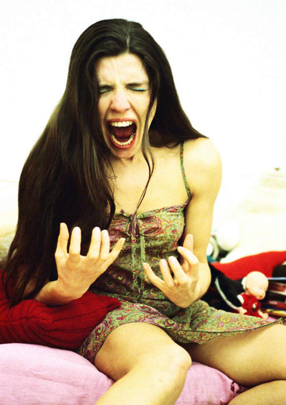 西方人,一个人,坐,闭眼,竖图,室内,白天,正面,欧洲,欧洲人,仅一个年轻女性,仅一个女性,仅一个人,生气,愤怒,发怒,情绪,脾气,忿怒,怨恨,强烈,激动,年轻女性,女人,女性,白种人,闭眼睛,闭着眼,闭着眼睛,坐着,半身,彩图