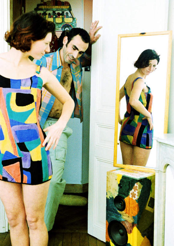 西方人,两个人,伙伴,朋友,站,竖图,室内,白天,正面,裙子,友谊,镜子,欧洲,欧洲人,连衣裙,注视,回头,看,站着,镜像,镜面,关注,友情,男人,男性,年轻男性,年轻女性,女人,女性,白种人,站立,半身,彩图