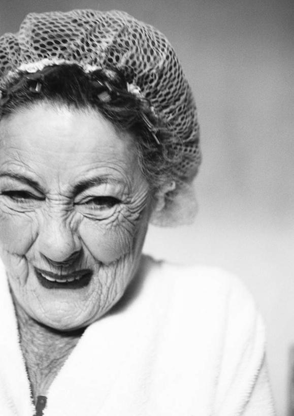 西方人,脸,头,脸颊,一个人,站,笑,微笑,竖图,黑白,室内,特写,白天,白色背景,正面,帽子,欧洲,欧洲人,仅一个女性,仅一个人,浴帽,注视,观察,看,站着,摄影,仅一个老年女性,影棚,观看,察看,关注,老年女性,女人,女性,白种人,头部,脸部,脸蛋,面部,站立,半身,影棚拍摄,高兴,拍摄