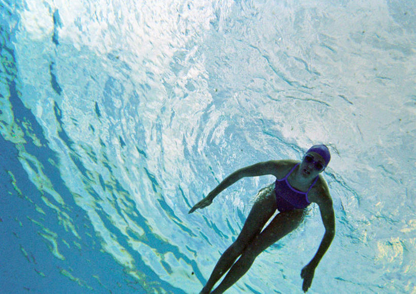 游泳,西方人,一个人,游泳池,横图,室外,白天,仰视,泳装,锻炼,运动,水,欧洲,欧洲人,仅一个年轻女性,仅一个女性,仅一个人,眼镜,泳镜,水池,水面,泳池,蓝色,游泳眼镜,游泳馆,连体泳衣,体育,年轻女性,女人,女性,白种人,半身,彩图,低角度拍摄,泳衣,健身