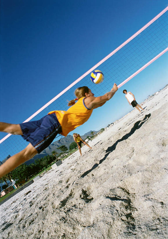 西方人,两个人,伙伴,朋友,跳,竖图,室外,白天,仰视,旅游,度假,友谊,排球,美景,沙滩,植物,欧洲,欧洲人,沙子,网,海岸,景观,沙地,半空,娱乐,球,树,树木,一个,蓝色,绿色,蓝天,天空,自然,天,享受,休闲,球体,景色,放松,生长,晴朗,单个,成长,自然风光,万里无云,友情,男人,男性,年轻男性,年轻女性,女人,女性,白种人,海滩,晴空,晴空万里,跳跃,半身,彩图,低角度拍摄