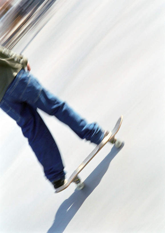 西方人,一个人,站,竖图,俯视,室外,白天,锻炼,运动,道路,路,公路,欧洲,欧洲人,仅一个男性,仅一个人,阴影,朦胧,模糊,光线,影子,交通,仅一个年轻男性,阳光,站着,滑板,体育,男人,男性,年轻男性,白种人,马路,站立,半身,彩图,高角度拍摄,健身