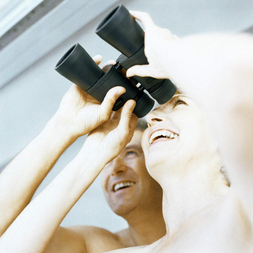 西方人,脸,头,脸颊,两个人,夫妻,站,方图,室外,特写,白天,仰视,爱情,欧洲,欧洲人,远视,远眺,服装,望远镜,浪漫,拿,拿着,休闲装,肩膀,衣服,蓝色,蓝天,天空,天,站着,休闲,休闲服,恩爱,恋人,服饰,远视镜,瞭望镜,老年男性,老年女性,男人,男性,女人,女性,白种人,头部,脸部,脸蛋,面部,情侣,站立,半身,彩图,低角度拍摄,伴侣,光学仪器,千里镜