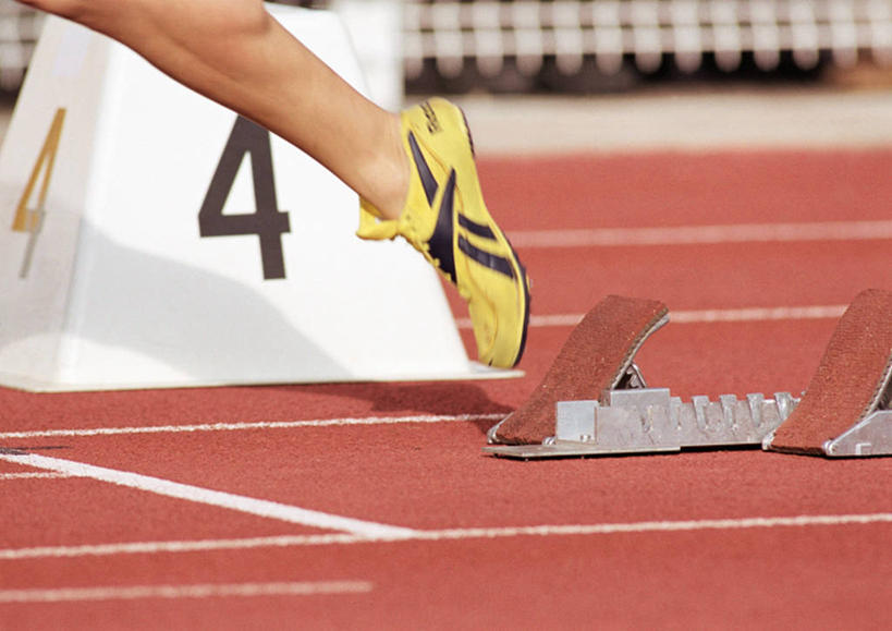 西方人,腿部,腿,一个人,运动员,体育馆,运动场,起跑线,起点,跑,横图,室外,特写,白天,侧面,运动鞋,锻炼,运动,指示牌,鞋子,欧洲,欧洲人,仅一个年轻女性,仅一个女性,仅一个人,开始,标志,起跑器,数字,文字,字符,跑道,标识,体育场,阿拉伯数字,田径场,休闲鞋,单腿,塑胶跑道,助跑器,起始,运动馆,体育,年轻女性,女人,女性,白种人,体育运动员,运动选手,跑步,半身,彩图,健身,起跑点,全天候田径运动跑道