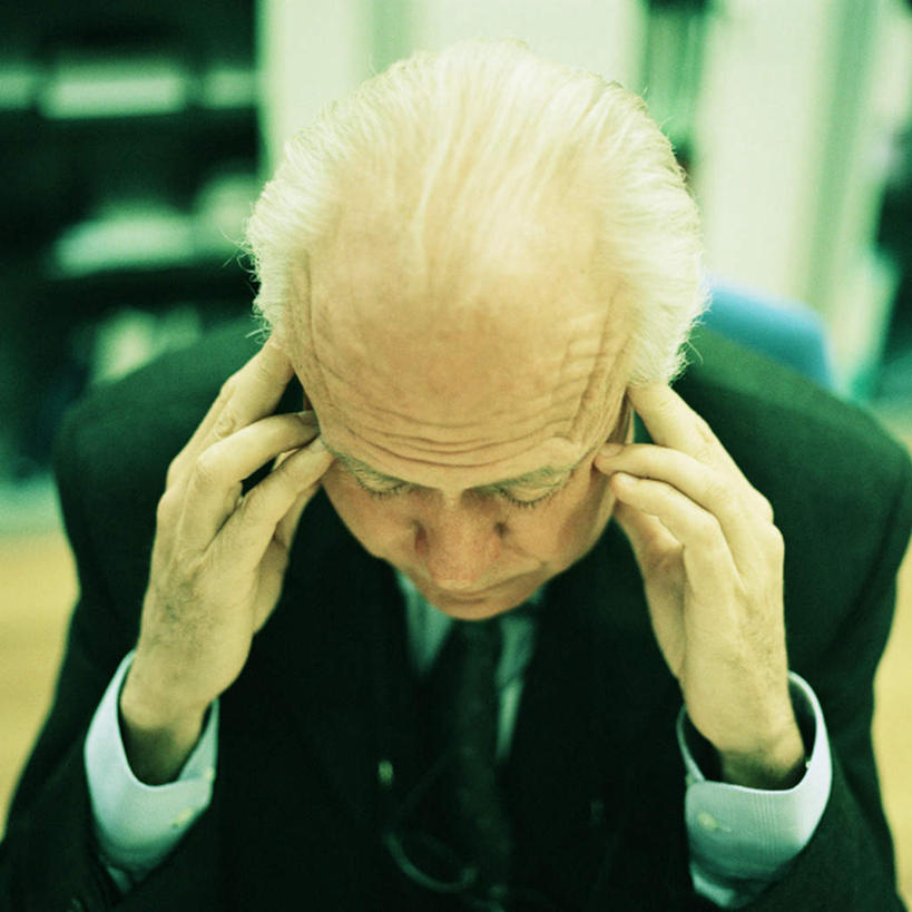 西方人,老年人,脸,头,脸颊,一个人,商务人士,商务男性,办公室,坐,方图,俯视,室内,特写,白天,衬衫,欧洲,欧洲人,仅一个男性,仅一个人,撑,套装,朦胧,模糊,领带,注视,肩膀,低头,看,仅一个老年男性,思考,撑着,忧愁,忧虑,关注,商务装,工薪阶层,老年男性,白种人,头部,脸部,脸蛋,面部,白领,上班族,坐着,半身,彩图,高角度拍摄,衬衣