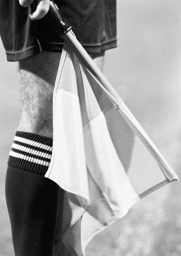 西方人,一个人,运动员,足球场,站,竖图,俯视,黑白,室外,特写,白天,锻炼,运动,草地,旗帜,欧洲,欧洲人,仅一个男性,仅一个人,裁判,条纹,格子,拿,拿着,旗子,草,仅一个年轻男性,站着,绿茵场,旌旗,旗号,体育,男人,男性,年轻男性,白种人,体育运动员,运动选手,站立,半身,高角度拍摄,健身,足球比赛场地